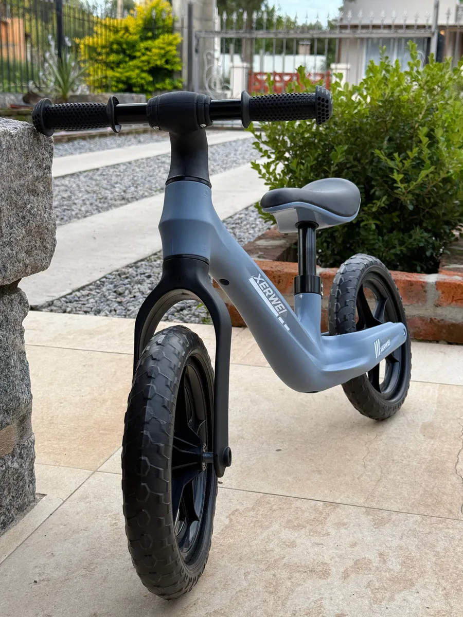 Bicicleta De Equilibrio Sin Pedales Tipo Chivita Xervei - Azul Acero