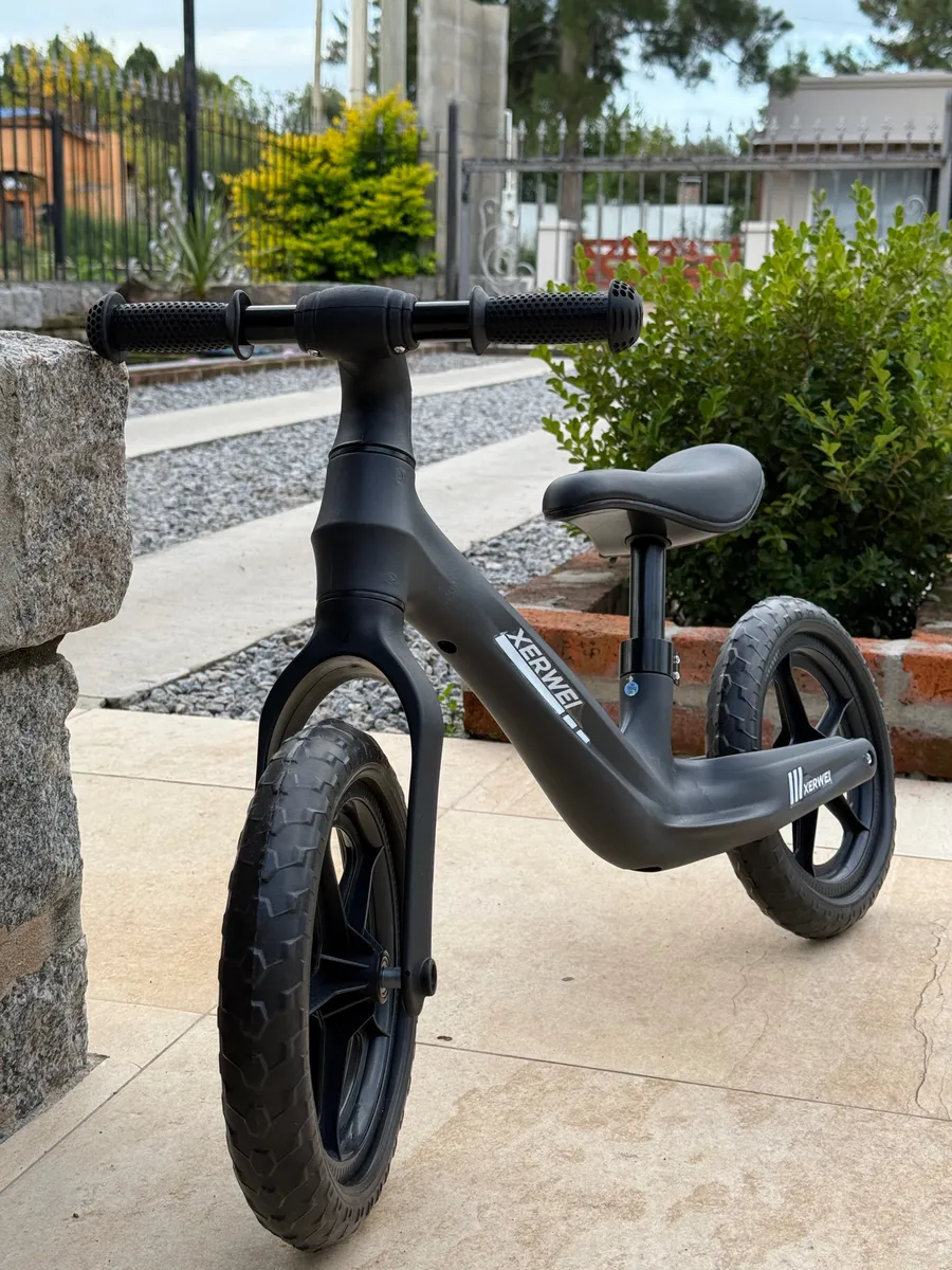 Bicicleta De Equilibrio Sin Pedales Tipo Chivita Xervei - Negro